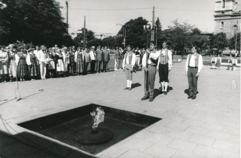 Photo. Ensv VI School Youth Song and Dance Festival in Tallinn on July 2-5, 1987.  Incineration of the song light in Tõnismäe at the eternal fire.
Photo: Elmar Ambos.