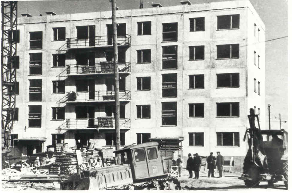 Construction of the new residential building of Võhma Meat Kombinat in 1973.