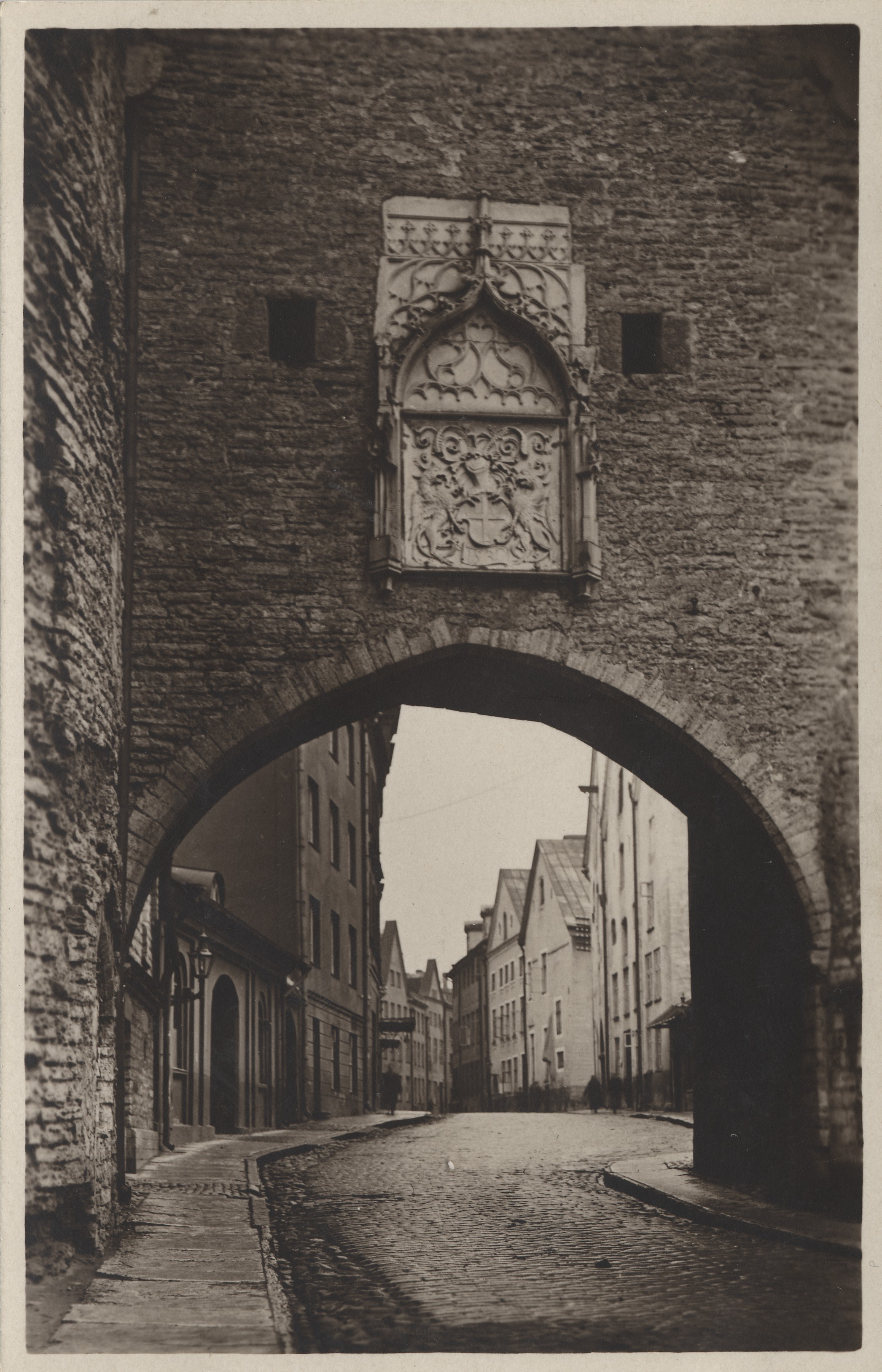 Eesti-tallinn : Suur Rannavärav = The big gate leading to the Strand