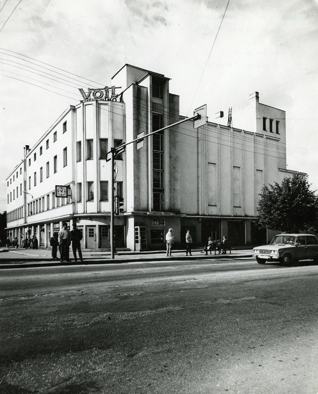 The cinema is a business and administrative building in Nõmme centre, from the angle of the view of the building. Architects Edgar Velbri, Friedrich Wendach