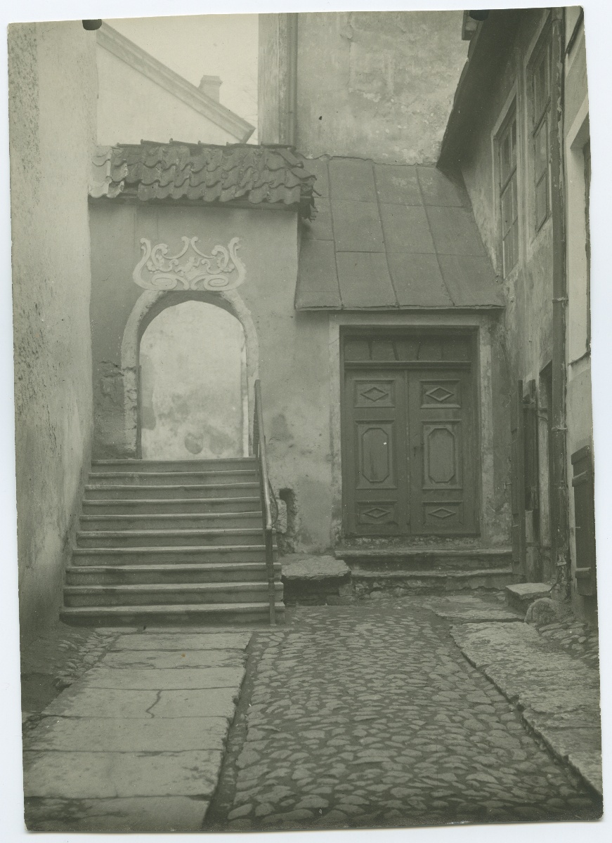 Tallinn, Trepi Street, "Nõelasilm", view by Harju Street.