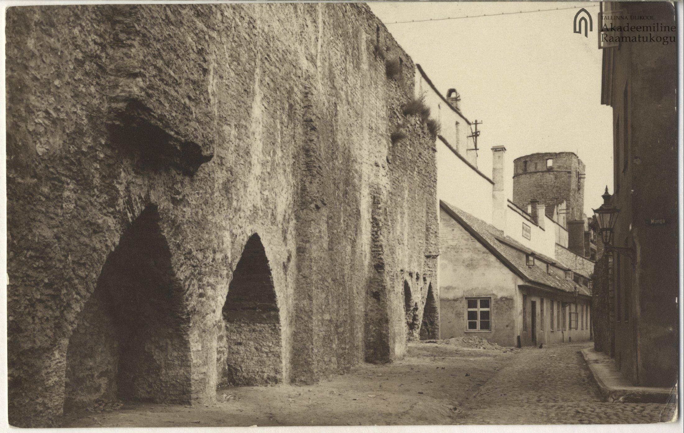Walls between street