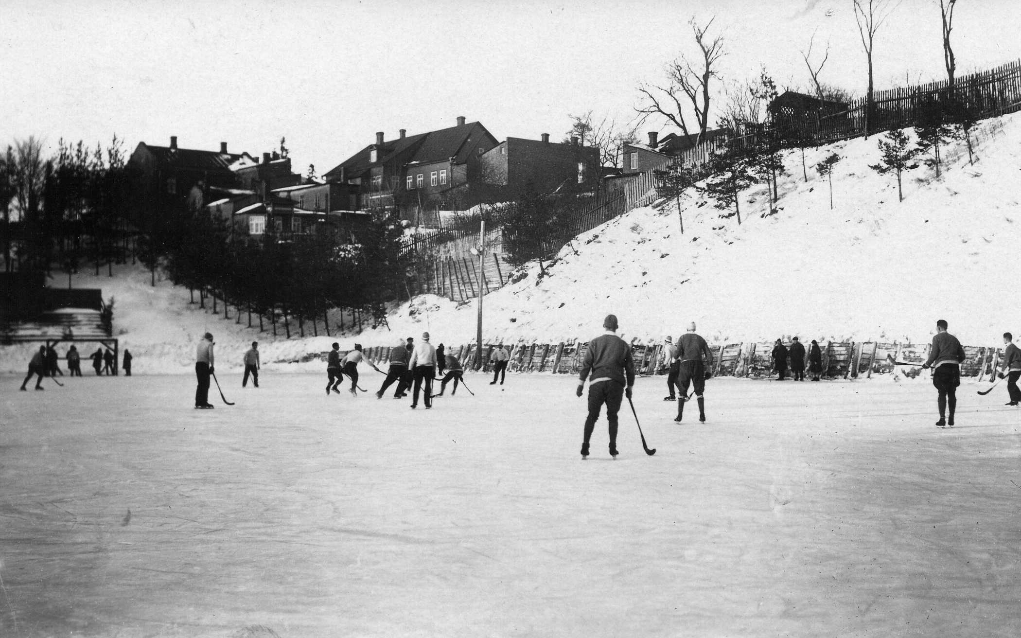 Iceball: competition game between Riga Aerutajate Club and Tartu "Kalevi" teams (Tallinna t stadium). Tartu, approx. 1928.