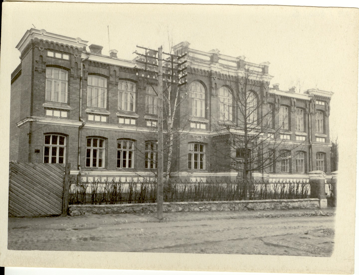 Photo, high school (gymnasium) building Paides Kingissepa (Posti) Street in 1959.