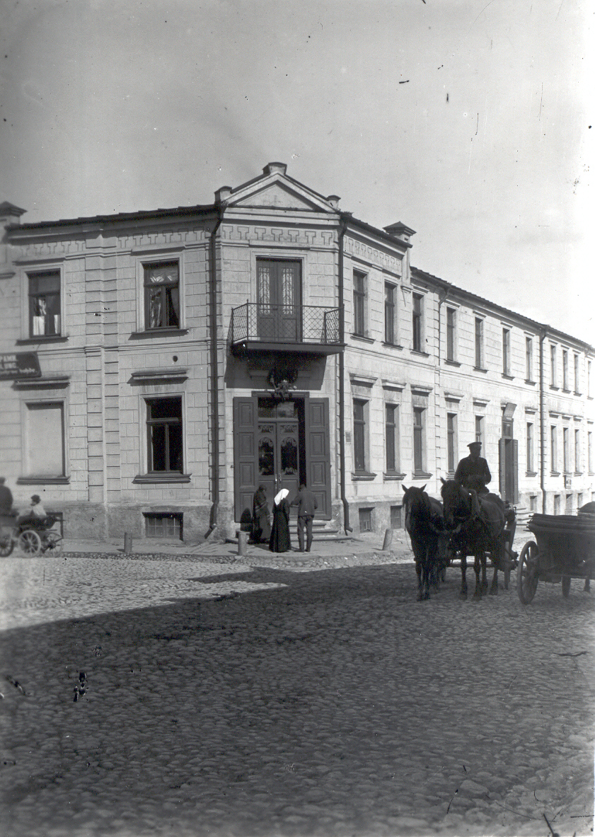 Photo. Võru. Pharmacy building Tartu and Kreutzwald tn. At the corner.