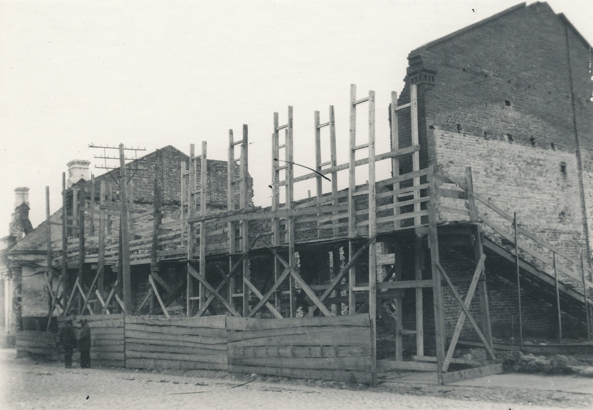 Photo. Võru.  Building at the corner of Jüri (Lenini) and Tartu Streets 1944 - 45th.