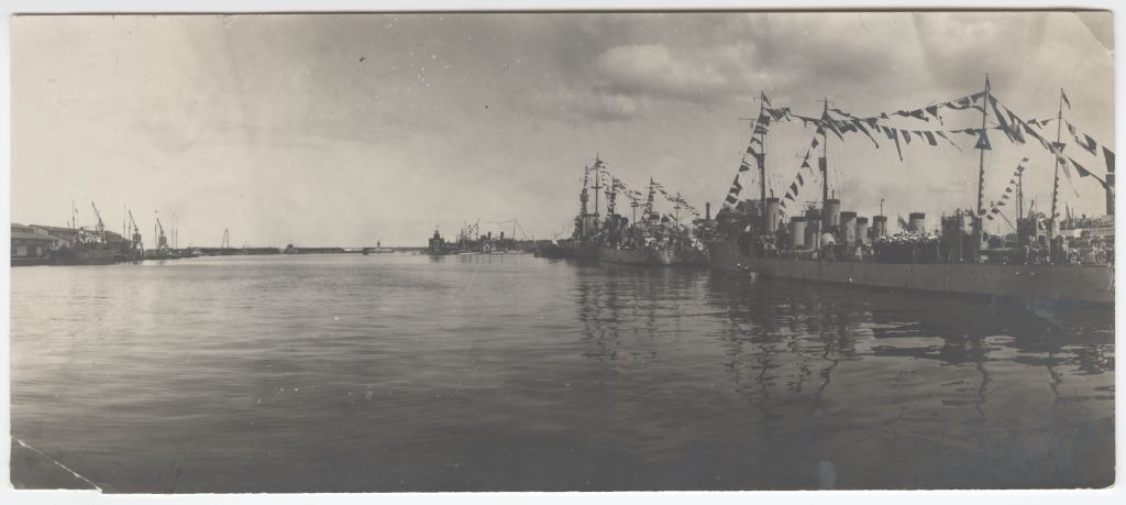 Swedish warships in the Old Port of Tallinn during the visit of King Gustav V