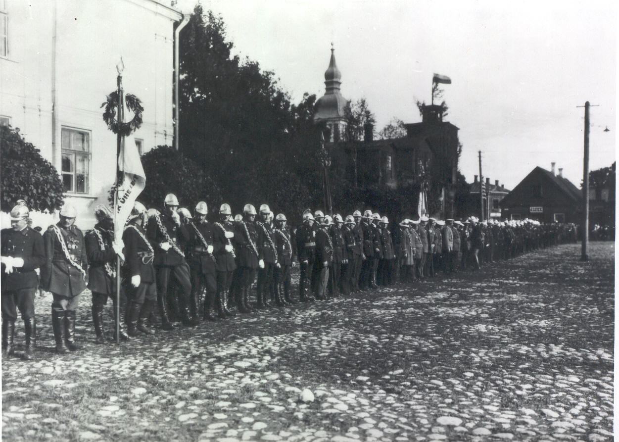 Photo. The firefighters of the Võru Free Willing Fire Society were disbanded for the anniversary party.