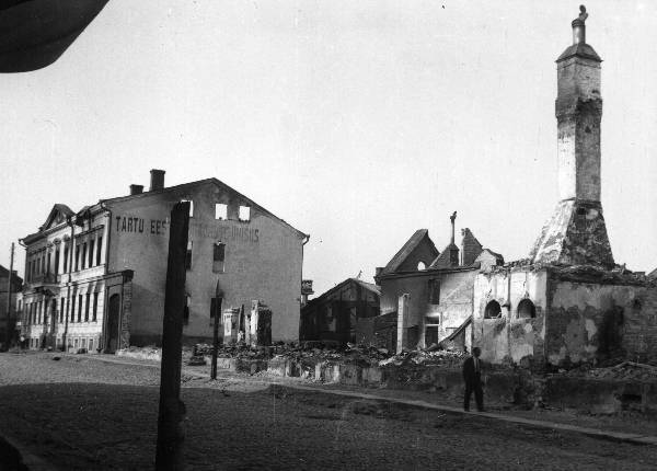 The ruins of Tartu: Holmi t. On one of the houses, the advertising letter was half-heartedly deleted: Tartu Estonian Society of Farmers. 
Tartu, 3.08.1941. Photo Ilja Pähn.