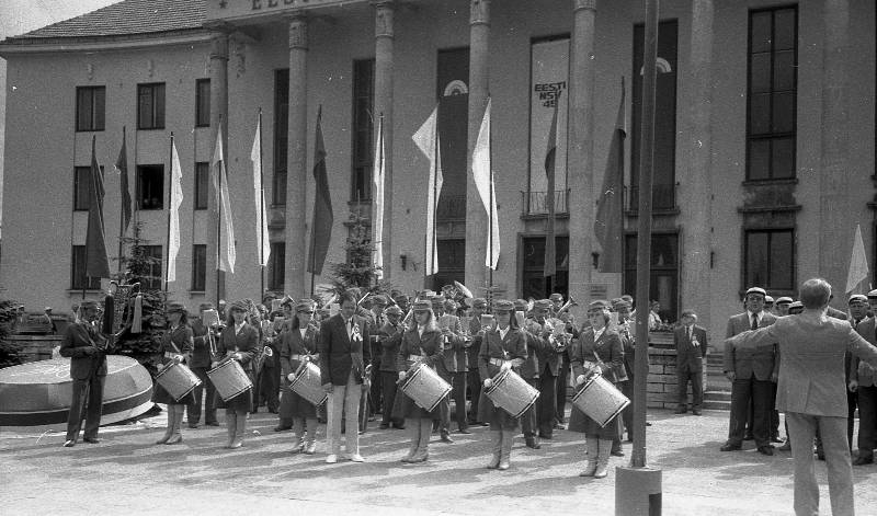 Negative. Tartu City and County Song Festival 1985. A. Nilson's whole. Tartu Academic Men's Choir and Orchestra in front of the Estonian Academy of Agriculture.