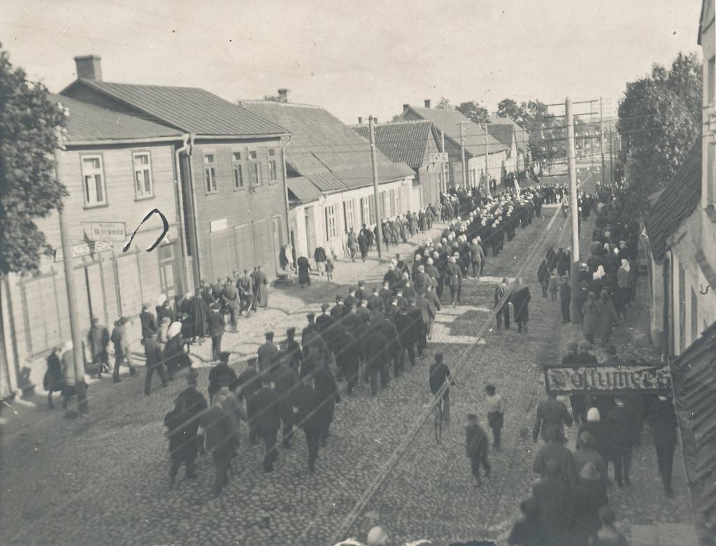 Photo. View of the railway direction in the city of Võru Jüri Street to the train walk of the members of the Vabatahtliku Fire Defence Society.