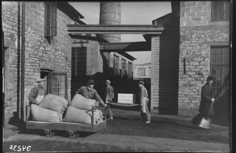 Rotermann factory courtyard with employees.