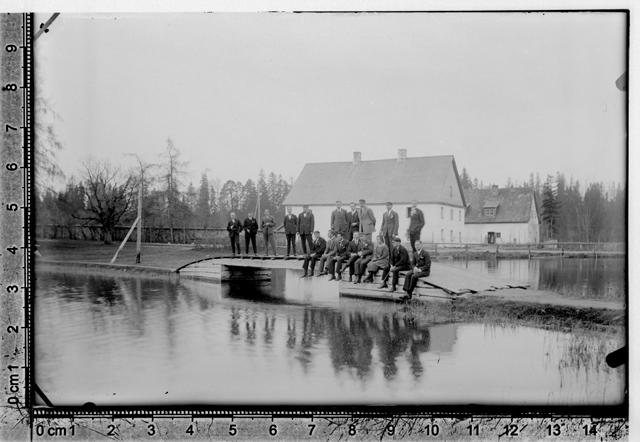 Group of students Follow the bridge of the tigu. From the series "Student of the Works School of Life". Outlet.