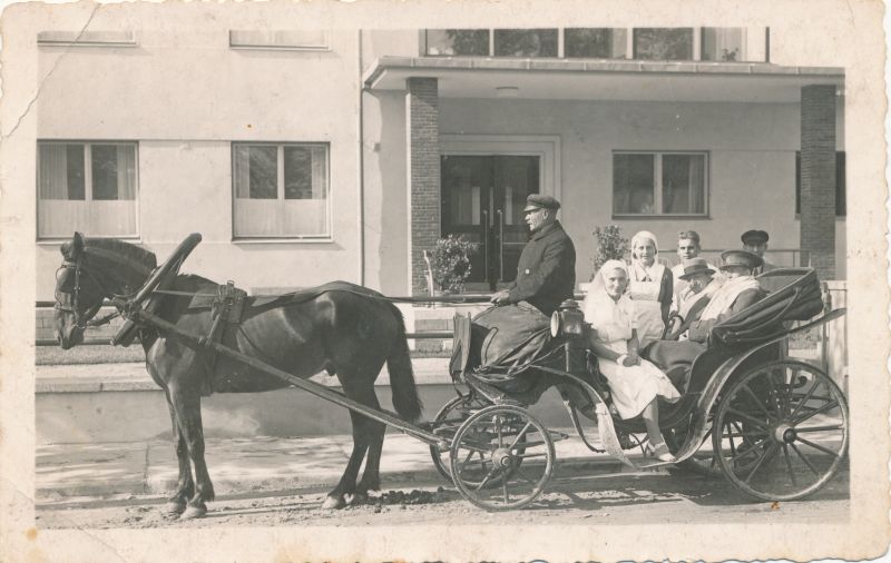 Photo. Vooriman's tross in front of Laidoner's sanatorium.