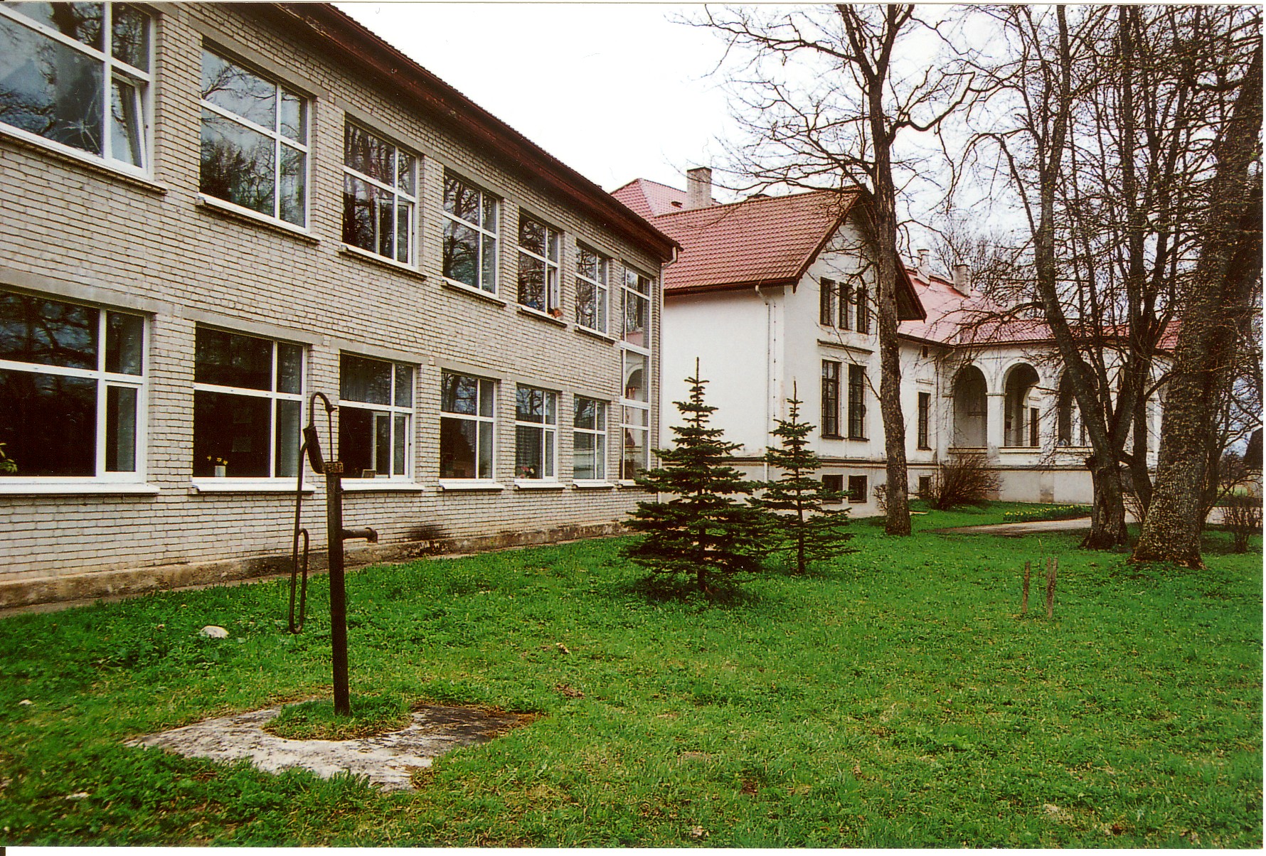 Pruuna Manor and School
