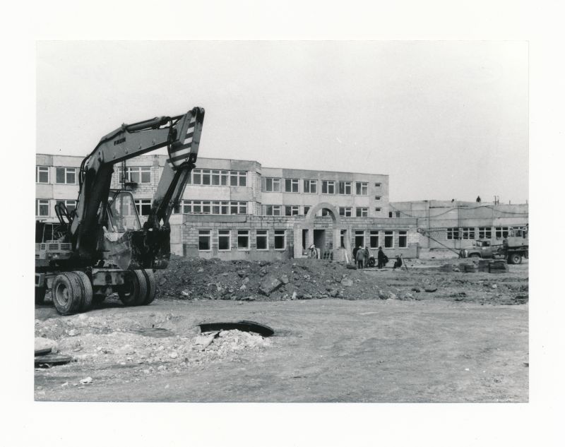Photo. Construction of Taebla vocational school in 1990.  Black and white.