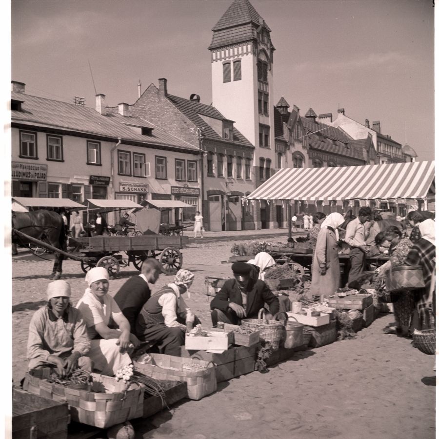 Tartu, traders on the market.