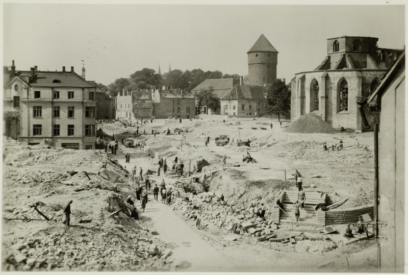View on the construction of the gray area of Harju Street. The Tallinians are building the ghost area, buildings on the rear, the ruins of the Niguliste church on the right.