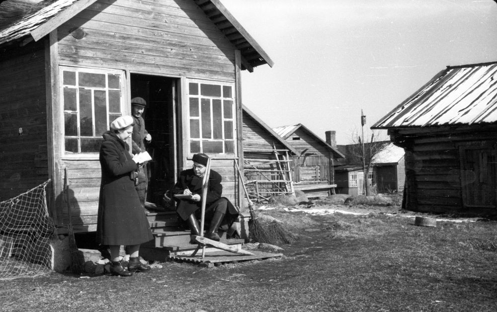 Employees of the Free Air Museum at the Otsarahva farm court in Viinistu village.