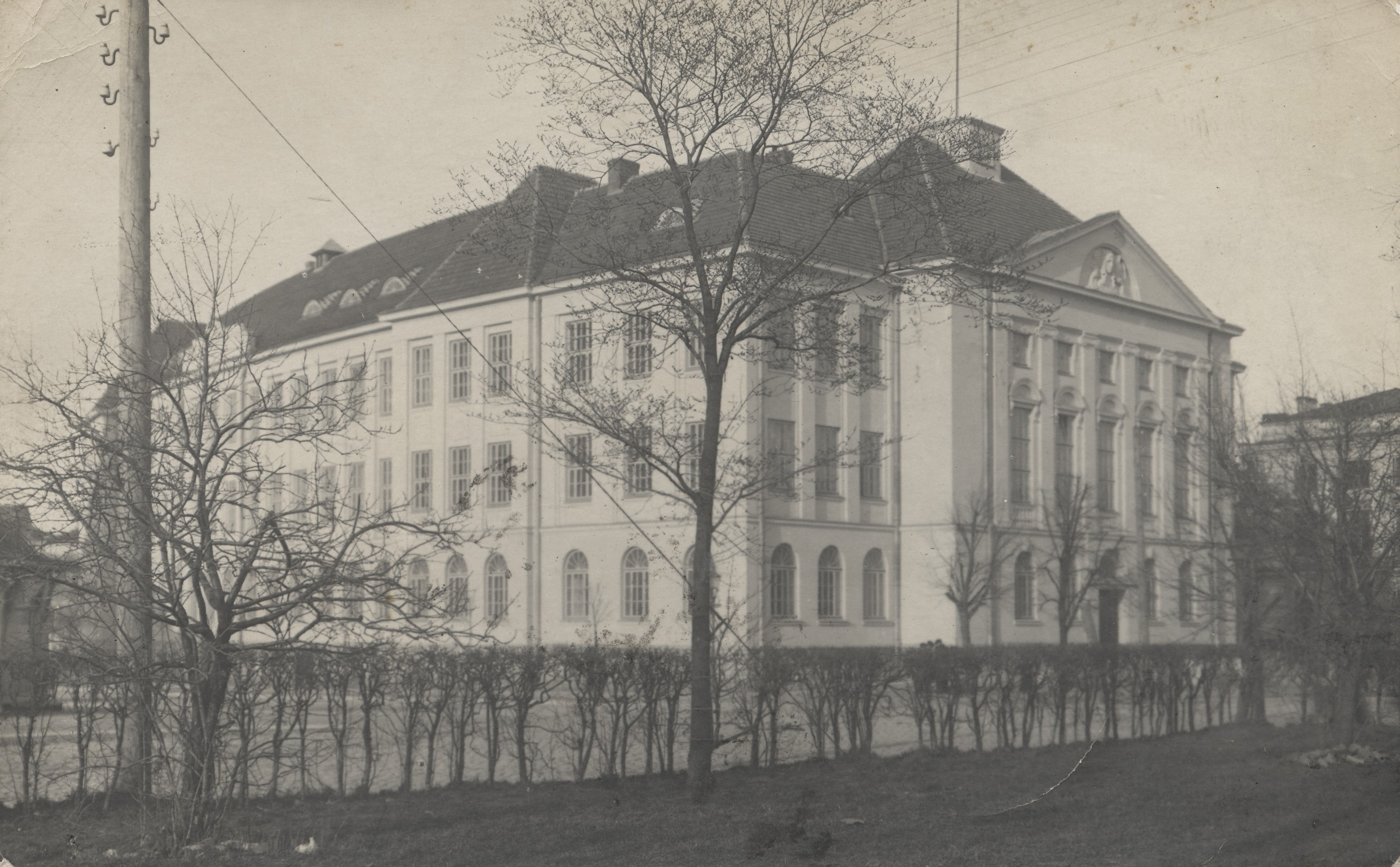 [tallinn] : [Titarist Commercial Gymnasium]