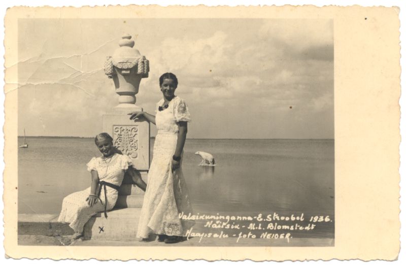 Photo. Valsikuninganna e. Strooobel (sides) and shower M.I. Blomstedt Haapsalu promenade in the background of jewelry. 1936. Black and white.