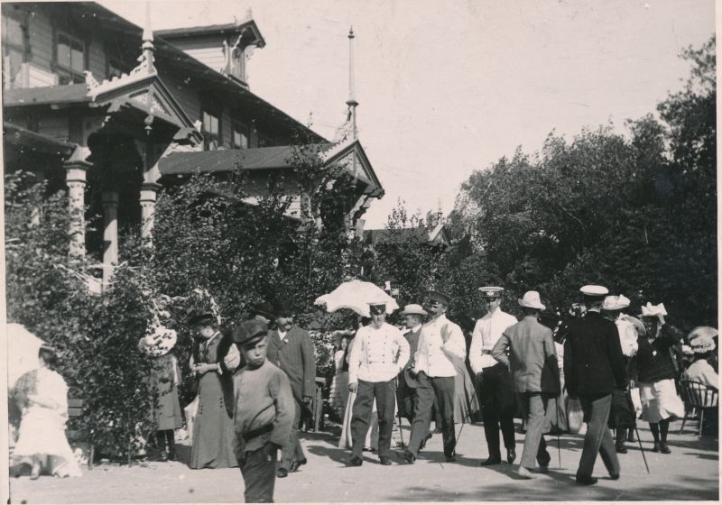 Photo. Summer public walks in front of Haapsalu Kuursaali on the Great Promenade. Kuursaal with furnished bouquets. Photo ca 1910.