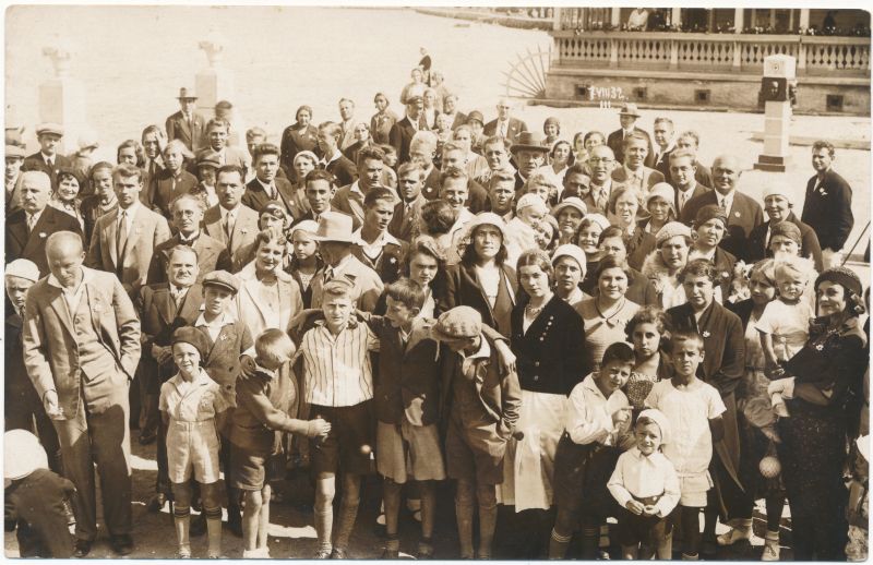 Photo. Group of summers on the Great Promenade. 1932.