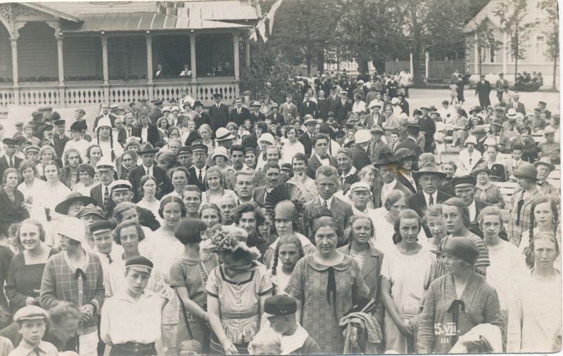 Photo. Group photo - summertimes at the sound hall. 1920-30th. Black and white.