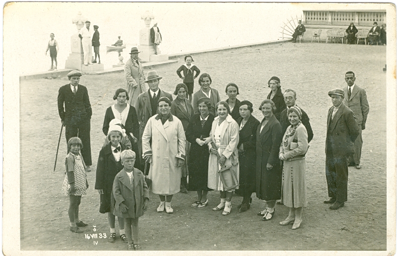 Photo. Summertimes at the Haapsalu promenade between the resort and the sound hall. 1933. Black and white.