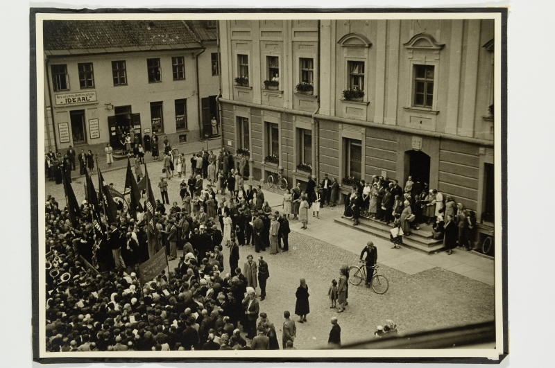 June 21, 1940 in Tartu on the building.