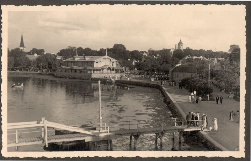 Photo. View from the yacht club bridge to the Great Promenade. U. 1930. The album of the City Government.