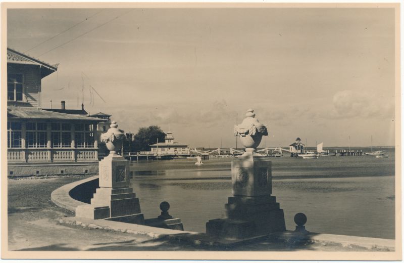 Photo postcard. Caldatrepisttik on the promenade. 1930s.