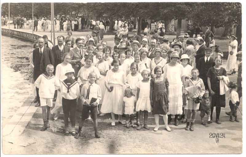 Photo. Group of summertimes on the Great-Promenade. 20.vii.1924. Photographer. J. Grüntal.