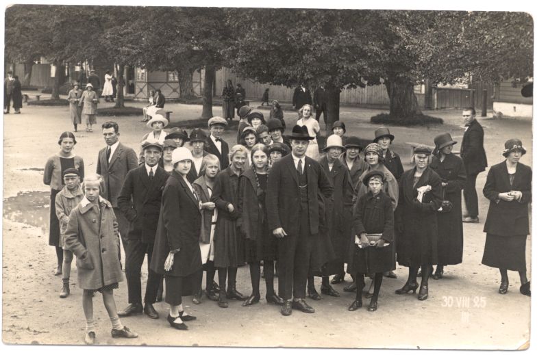 Photo. Group of visitors on the Great Promenade in Haapsalu. 30.viii.1925. Photographer. J. Grüntal.