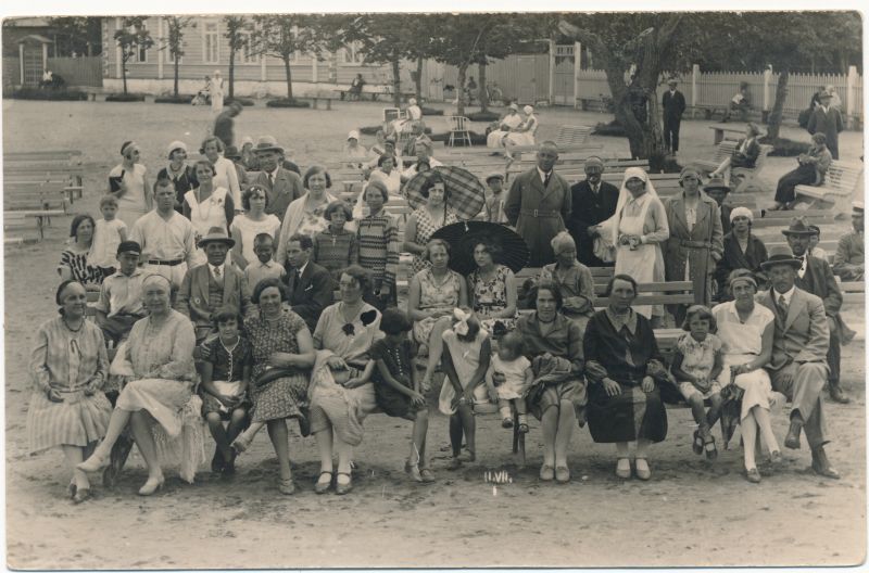 Photo. Group of summers on the Great Promenade. 1930.