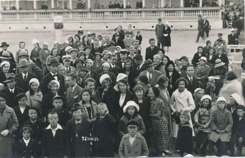Photo. Company on promenade at the speaker hall. 1933. Photo: J. Grünthal.