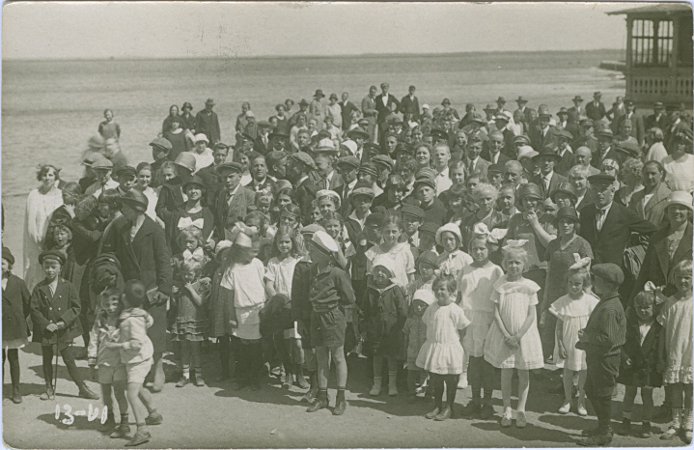 Photo. Summertimes on the promenade. Photo: J. Vinnal, 1926. Black and white.