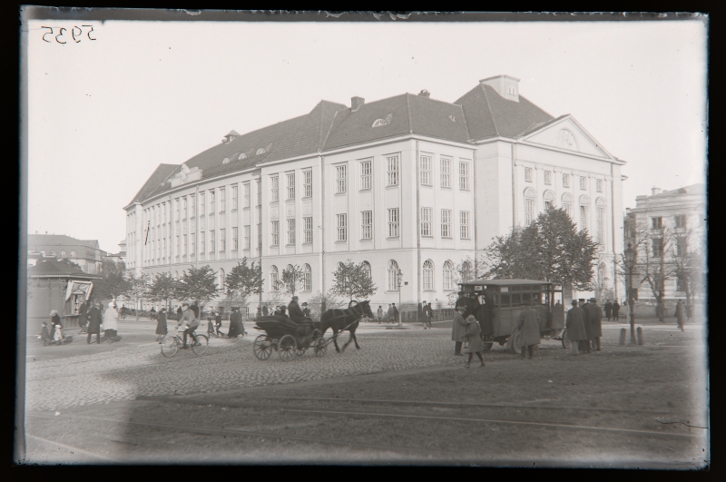The building of the Commercial Gymnasium of Titus in Tallinn on Pärnu mnt.