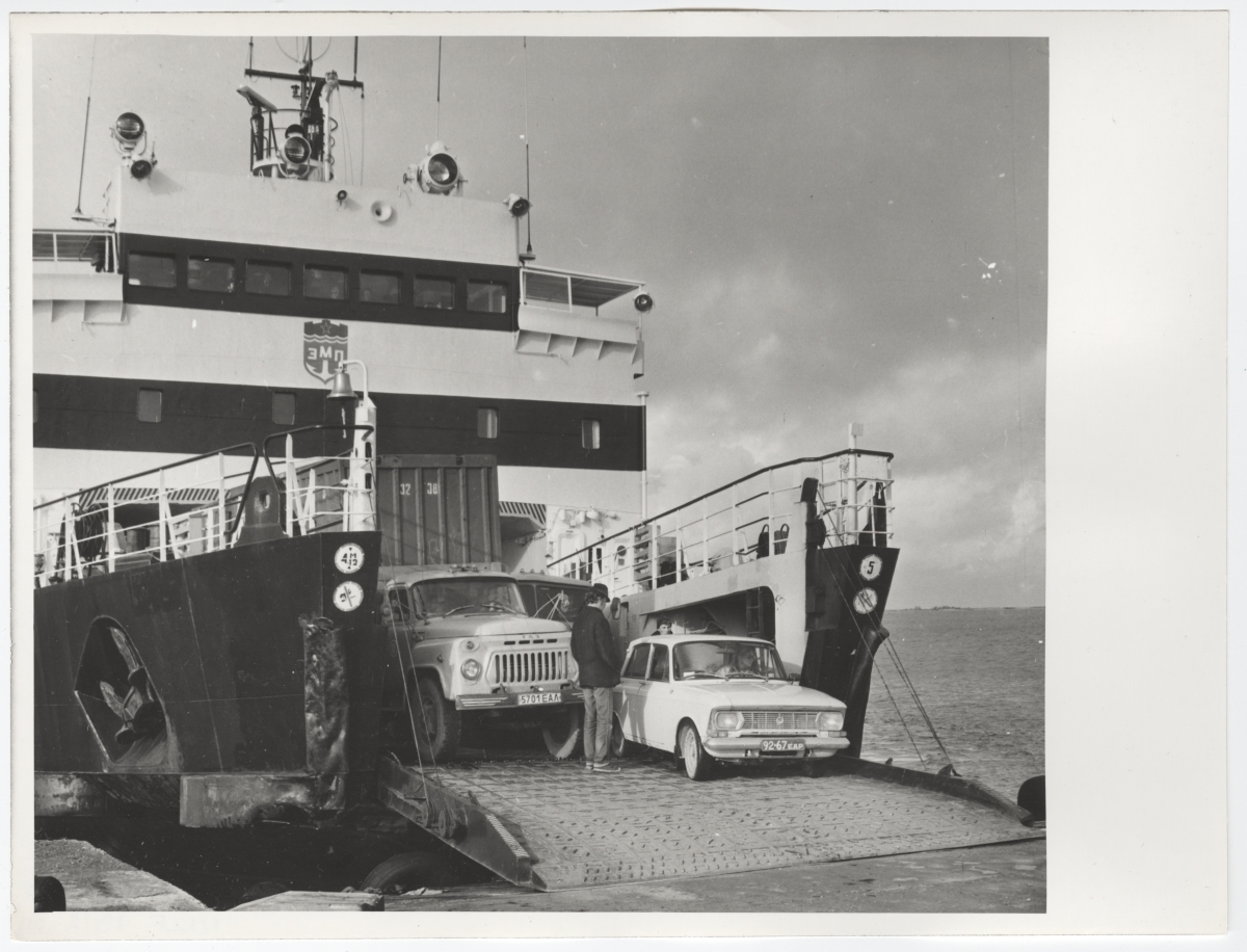 View of the front part of the cargo "Koguva". Unloading cars begins.