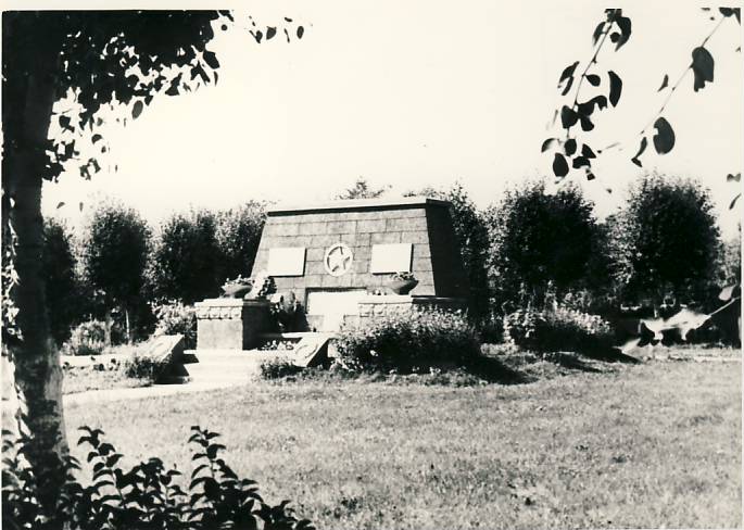 A memorial of Soviet military personnel on Vaivara cemetery.