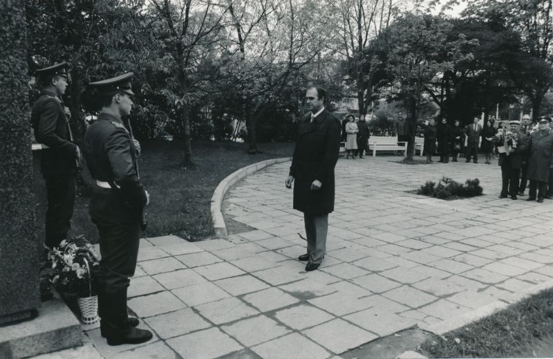 Photo. 13.07.1988. Indrek Toome, the secretary of the ECB KK met with the party activist in Haapsalu district. Respect for the memory of the fallen heroes. Photo Indrek Toome.
Photo: Elmar Ambos.