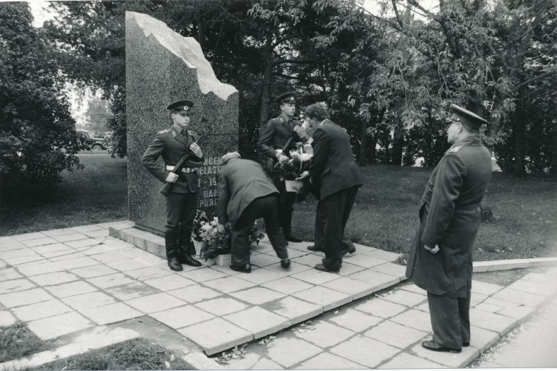 Photo. 13.07.1988. Indrek Toome, the secretary of the ECB KK met with the party activist in Haapsalu district. Respect for the memory of the fallen heroes. 
Photo: Elmar Ambos.