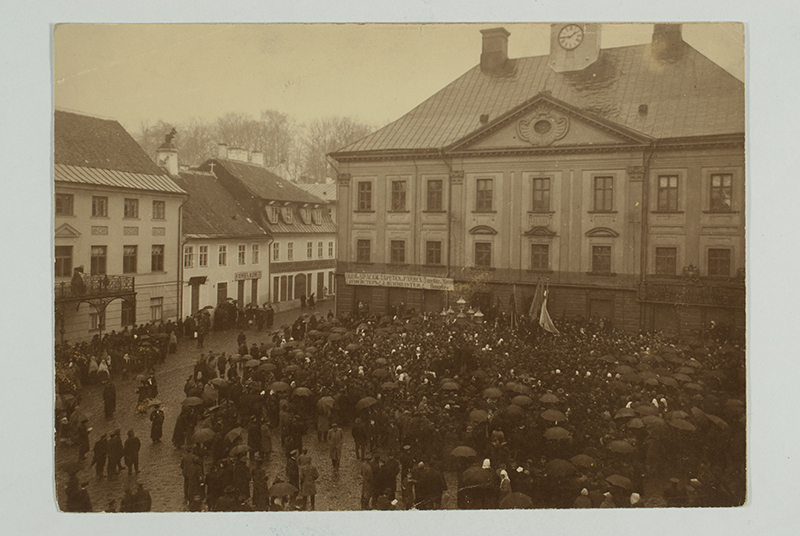 Tartu, crowd in front of the house