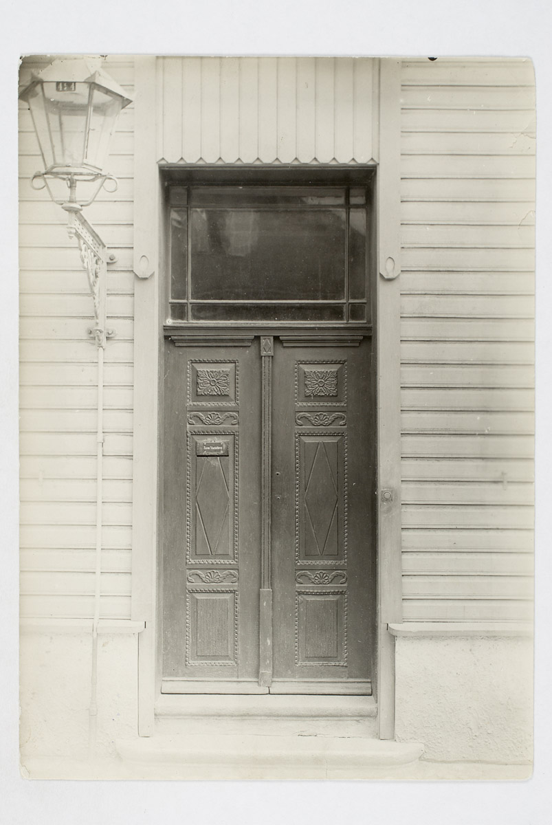 Door on the door of Karlova. 28