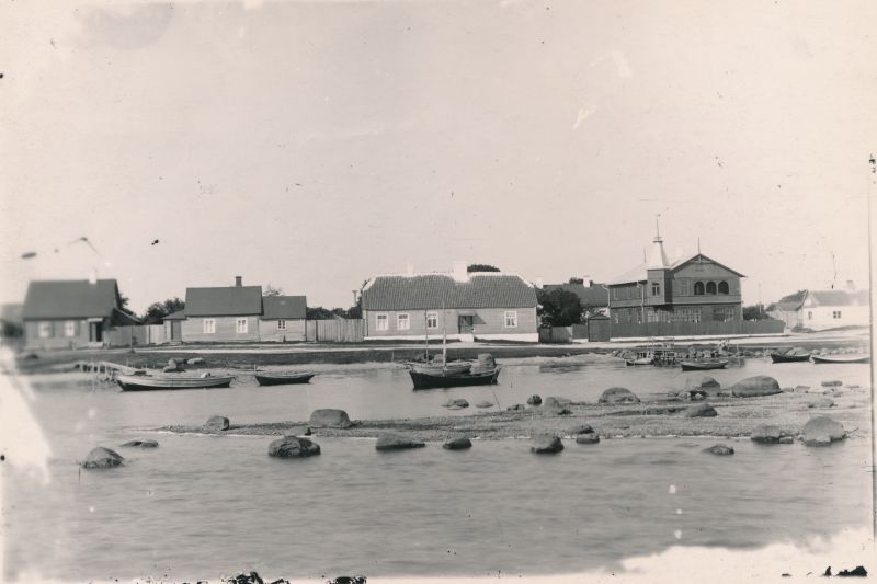 Photo. View from Haapsalu Old-Sada Bridge to Holm. Houses located on the shore of the port t. Photo ca XX saj. From the beginning