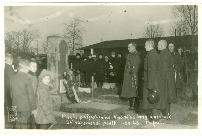 Photo. Placement of pearl on the stone of those who fell in the War of Independence by the regiment of the Soomus train by Tapal, 01.12.1928
