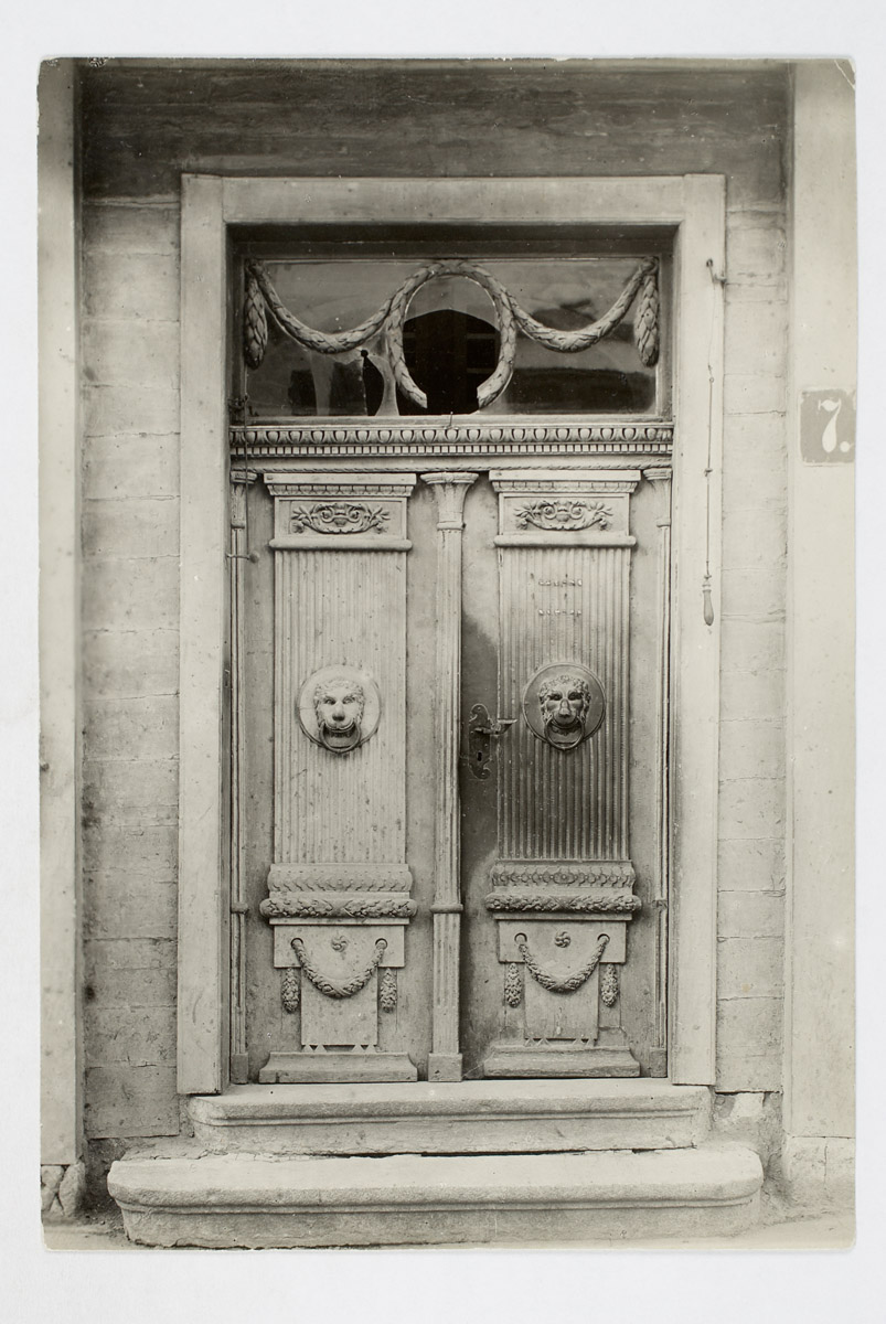 Door on the door of Karlova. 7, owner of the Sild before the Hühne