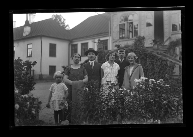 Group photo, Tartu 5th primary school servants, Elmik ? With guests at Karlova Hospital