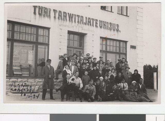 Activities of Nõmme VTÜ: Groupifoto Nõmme members of the VTÜ in front of the building of Türi Tarvitjate Society 10.06.1934. Door