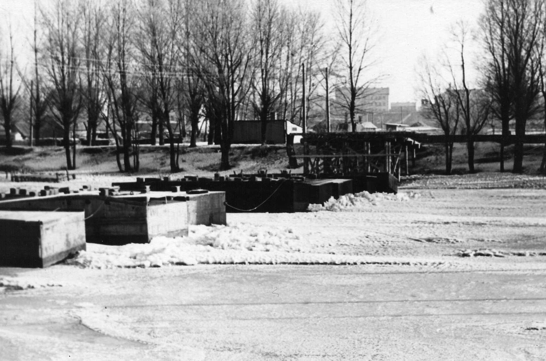 Poontoon bridge at Kroonuaia t.
Bridge innovations. You can see the Emajõe on the left coast. Tartu, 1970-1980.  Photo Hillar Palamets.